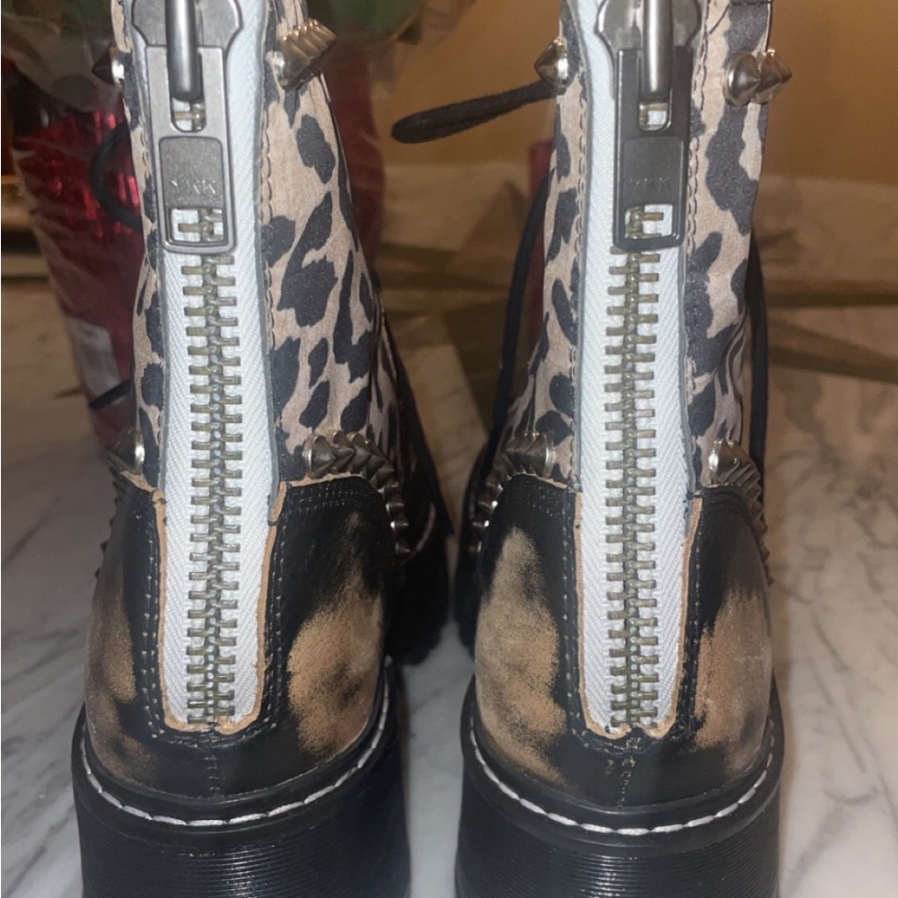 Very new just a bit on dust on the bottom never worn out and never worn ❤️